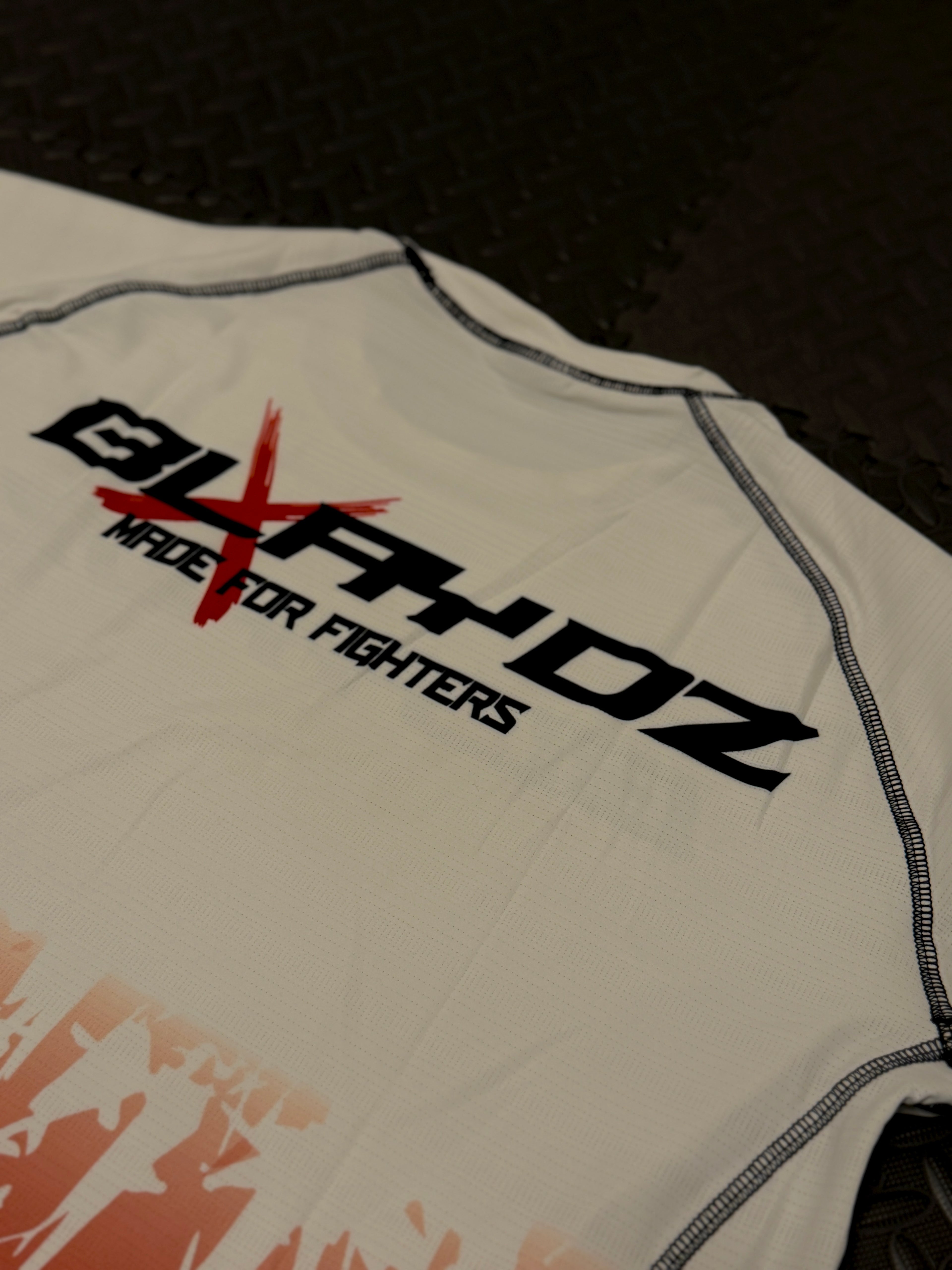 3er Set - Boxhandschuhe, Rashguard Shirt, Fightshort - Blaze Strike Collection