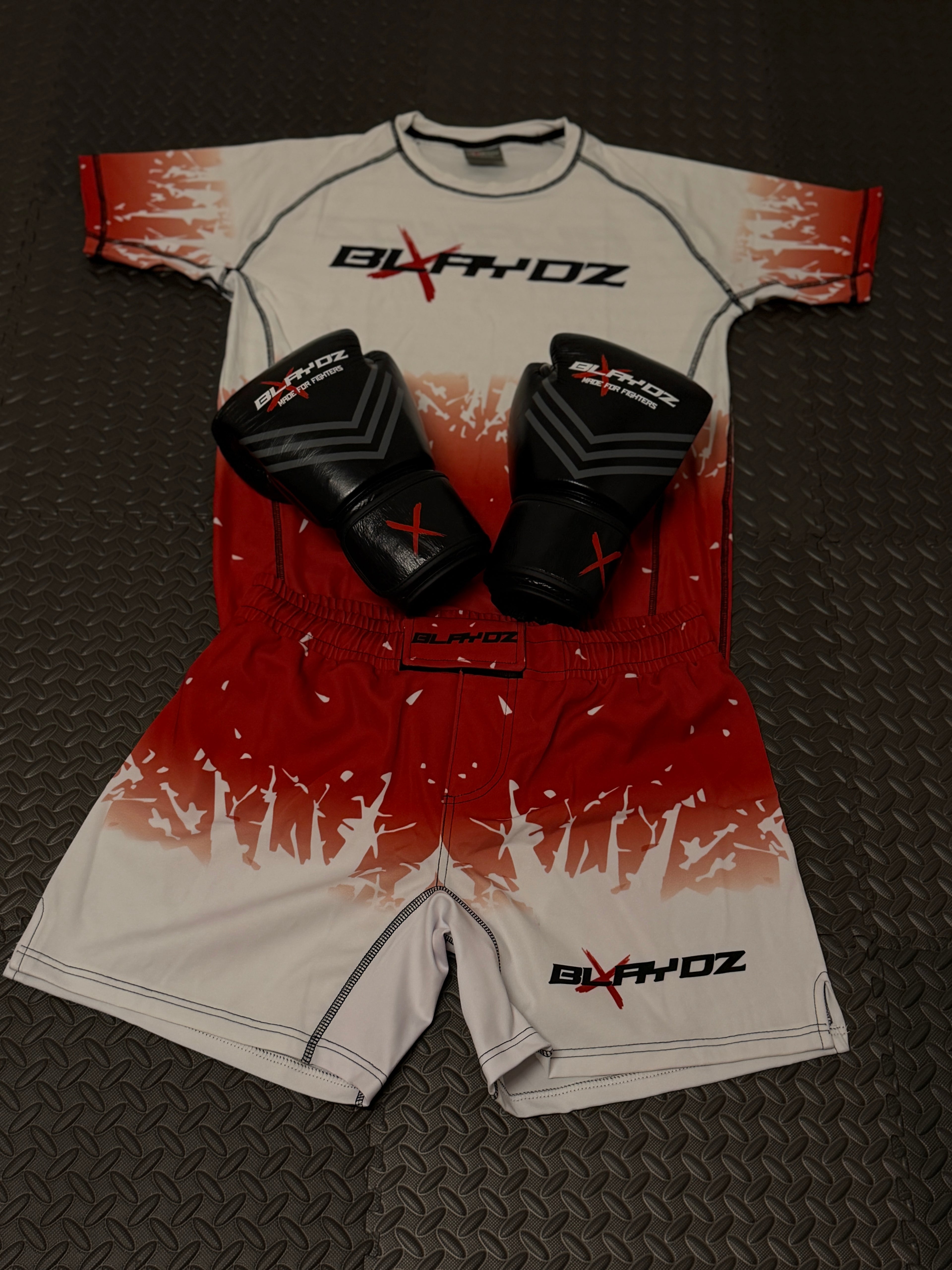 3er Set - Boxhandschuhe, Rashguard Shirt, Fightshort - Blaze Strike Collection