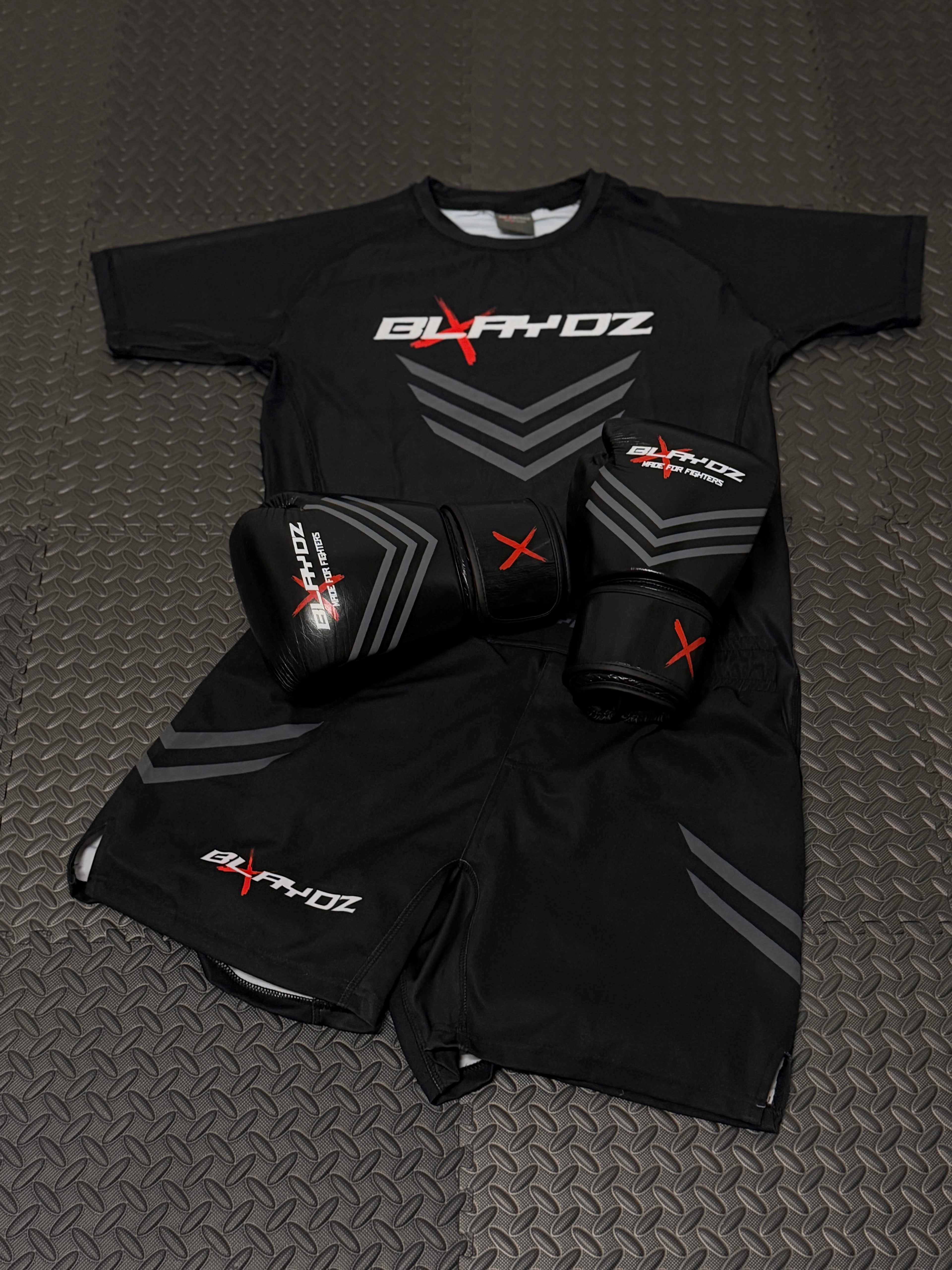 3er Set - Boxhandschuhe, Rashguard Shirt, Fightshort - Shadow Strike Collection